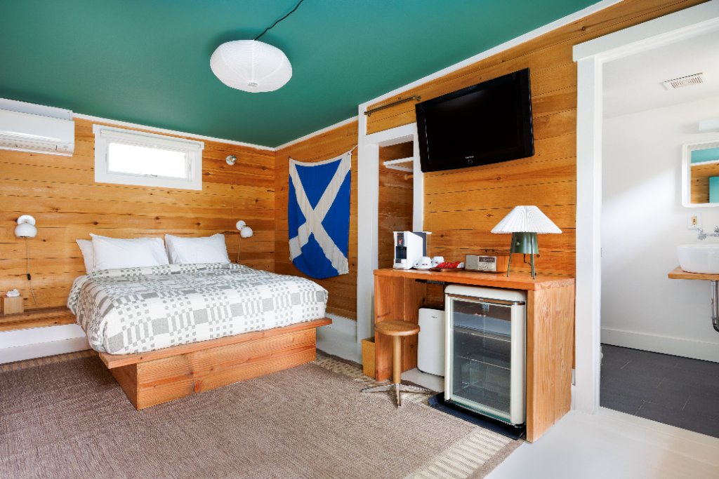Queen Cabin