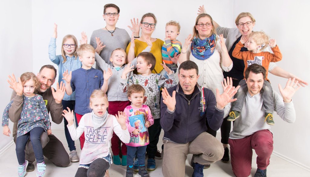 Kinder kommunizieren in Gebärdensprache