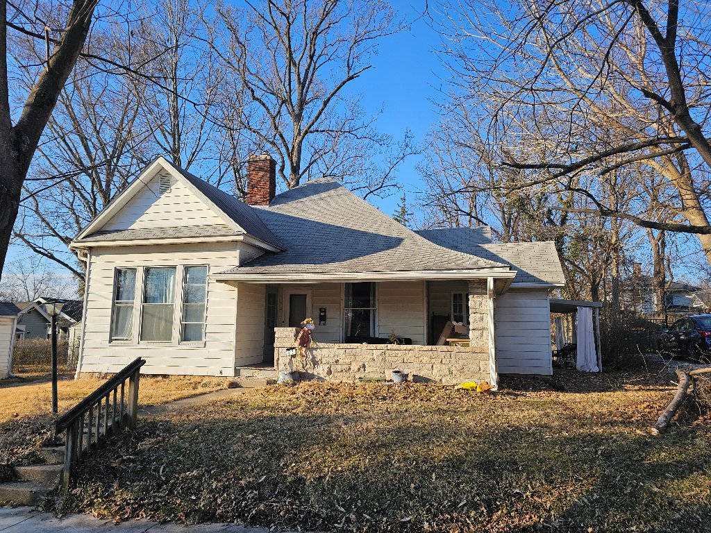 813 E University