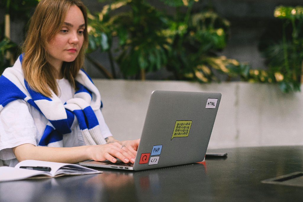 Kobieta pracuje przy laptopie
