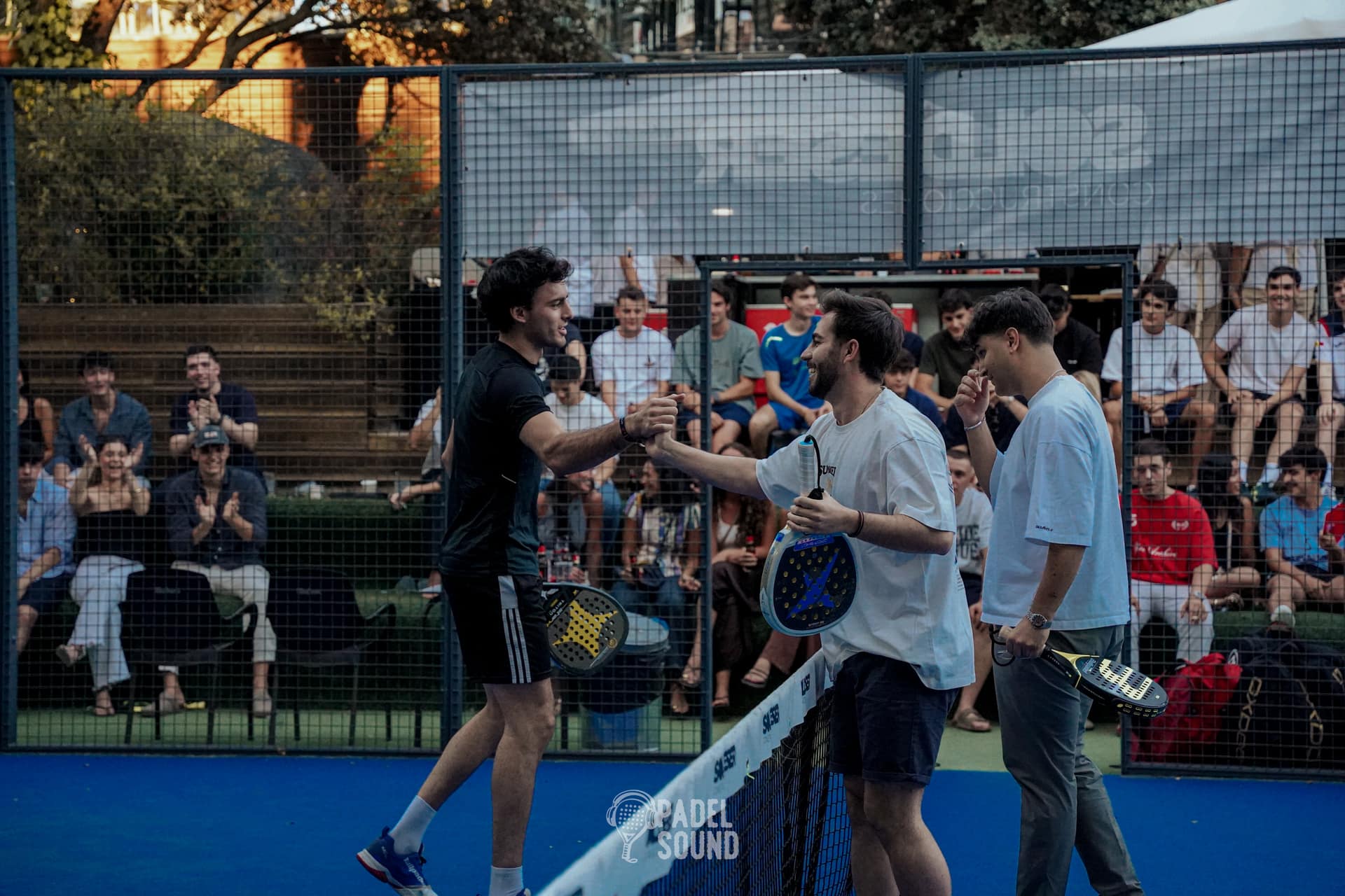 Saludo a la red tras el partido en la pista central de Padel Sound 005