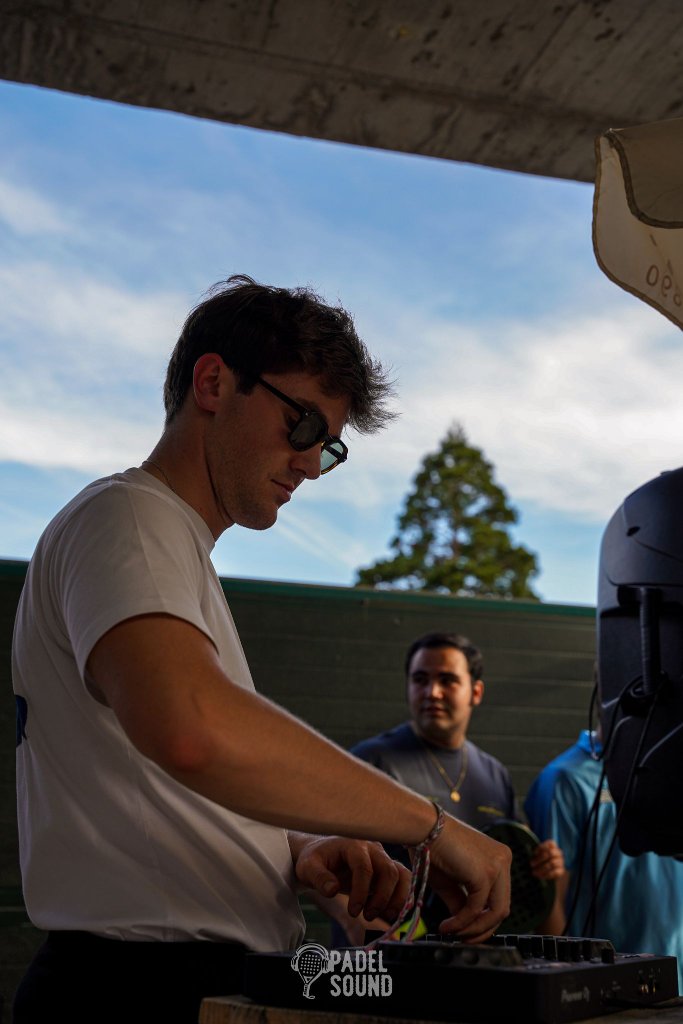 DJ en el afterpadel de Padel Sound