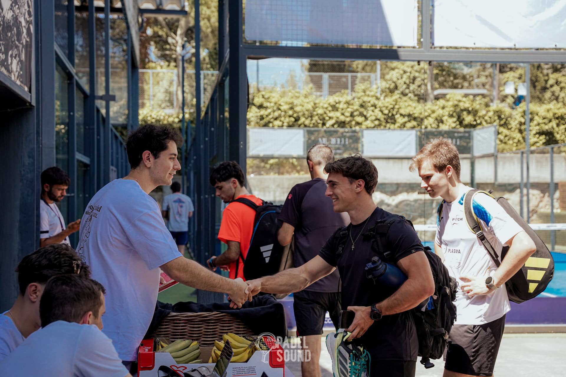 Saludo entre jugadores en las instalaciones de Padel Sound 005 durante el torneo