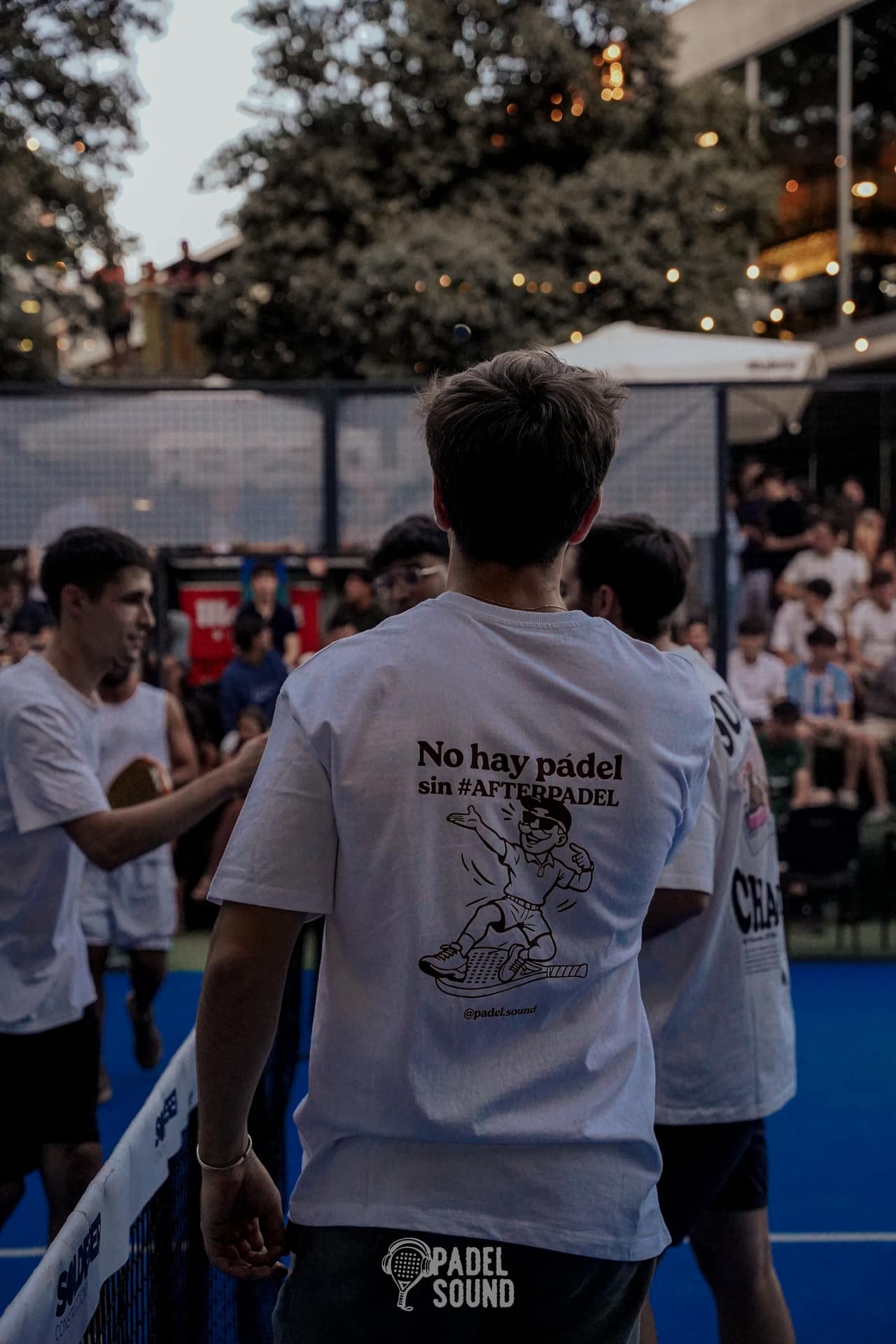 Jugador con camiseta 'No hay pádel sin #AFTERPADEL' en la pista central de Padel Sound 005