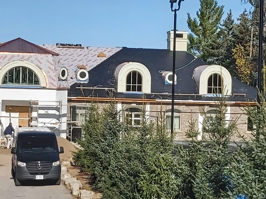Grandeur Manor