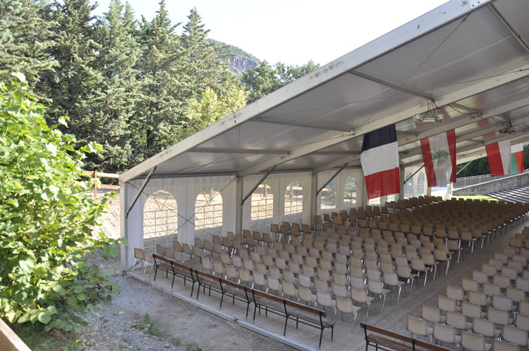 Structure 30m avec fenêtres cintrées face à la montagne
