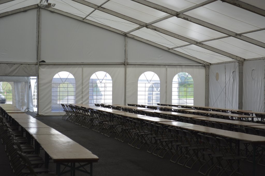 Intérieur vide de structure 20m avec moquette grise et sortie de secours
