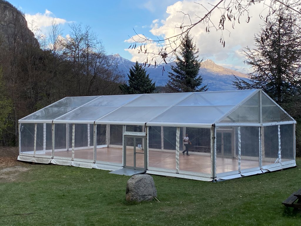 Structure 10m blanche installée sur pelouse devant château