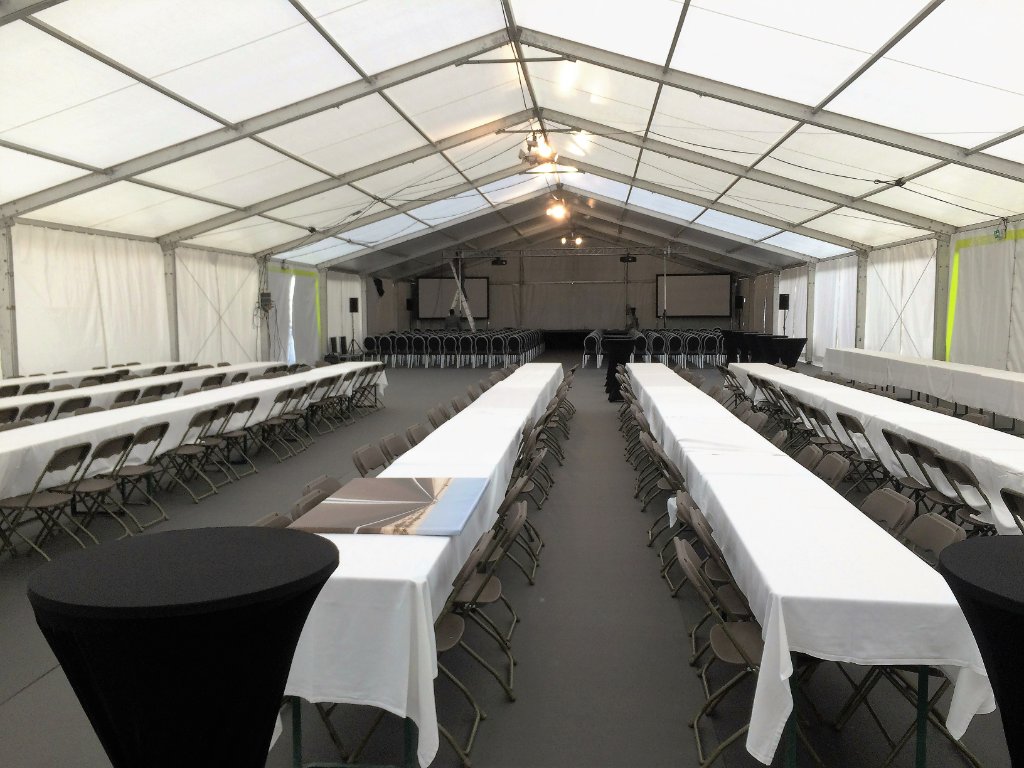 Intérieur de structure 15m équipée pour conférence avec scène et écrans