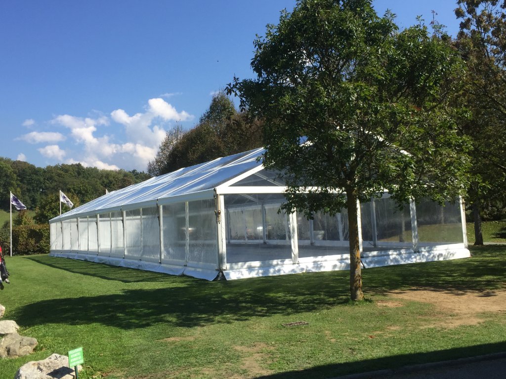 Chapiteau avec toits et murs cristal sur golf