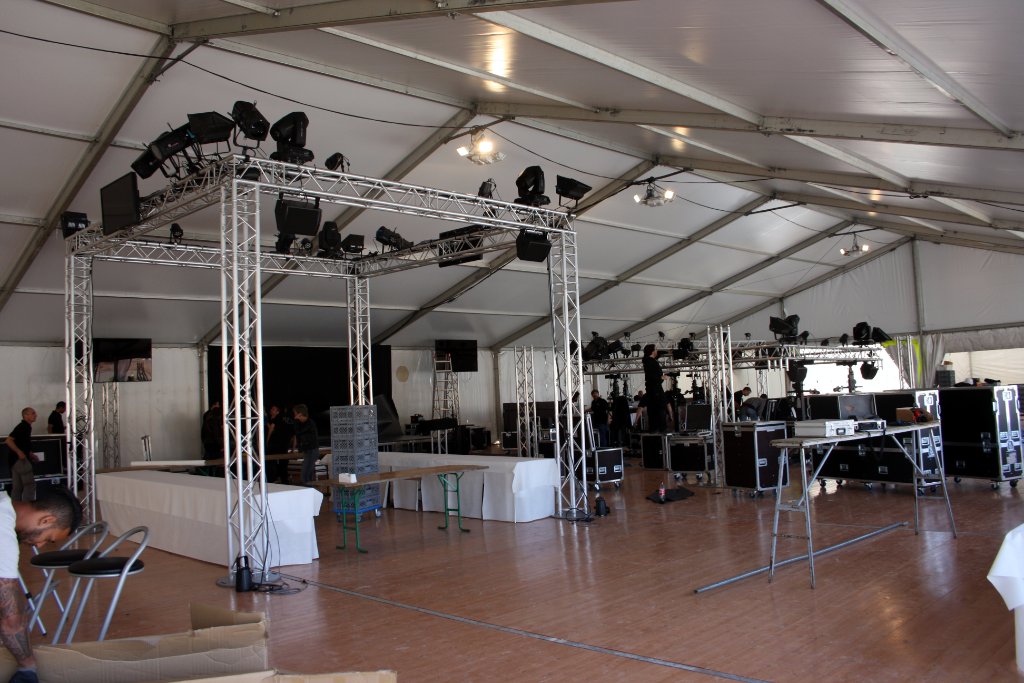 Structure 20m avec truss et projecteurs en installation pour soirée
