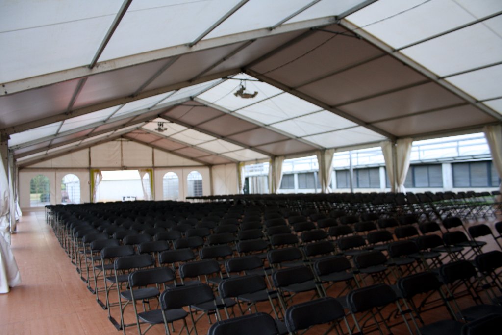 Intérieur structure 15m avec plancher bois et truss lumière