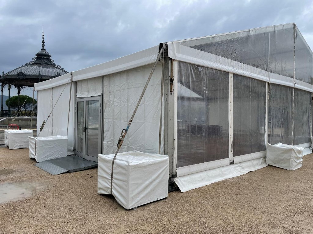Chapiteau cristal avec lestage béton sur place publique