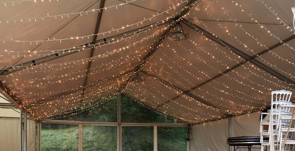 Guirlandes LED étoilées sous chapiteau chaleureux