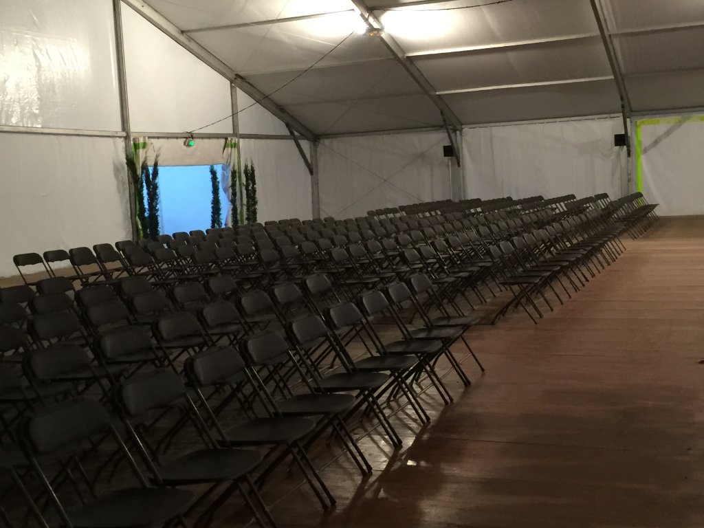 Chaises pliantes noires alignées pour conférence