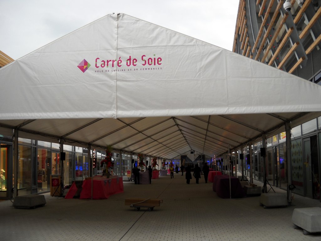 Installation Carré de Soie 10x80 en galerie commerciale