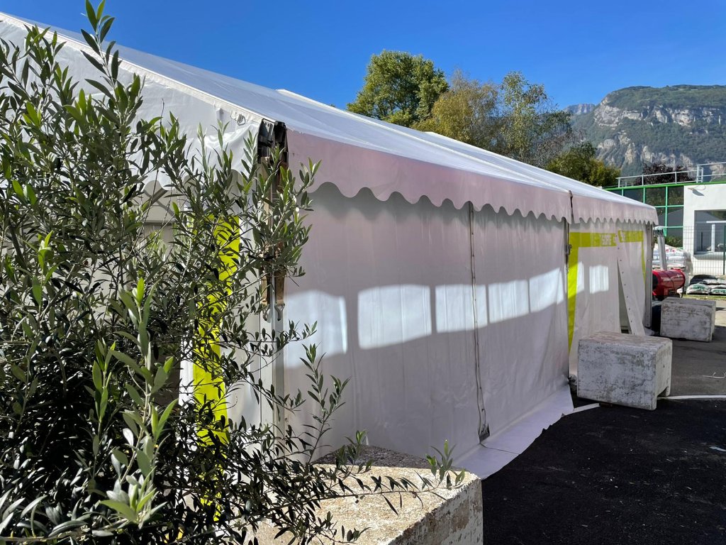 Chapiteau avec lestage béton sur surface dure
