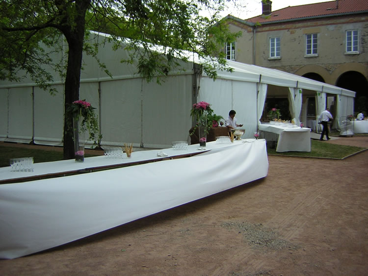 Structure aluminium 15m avec bar habillé pour cocktail extérieur