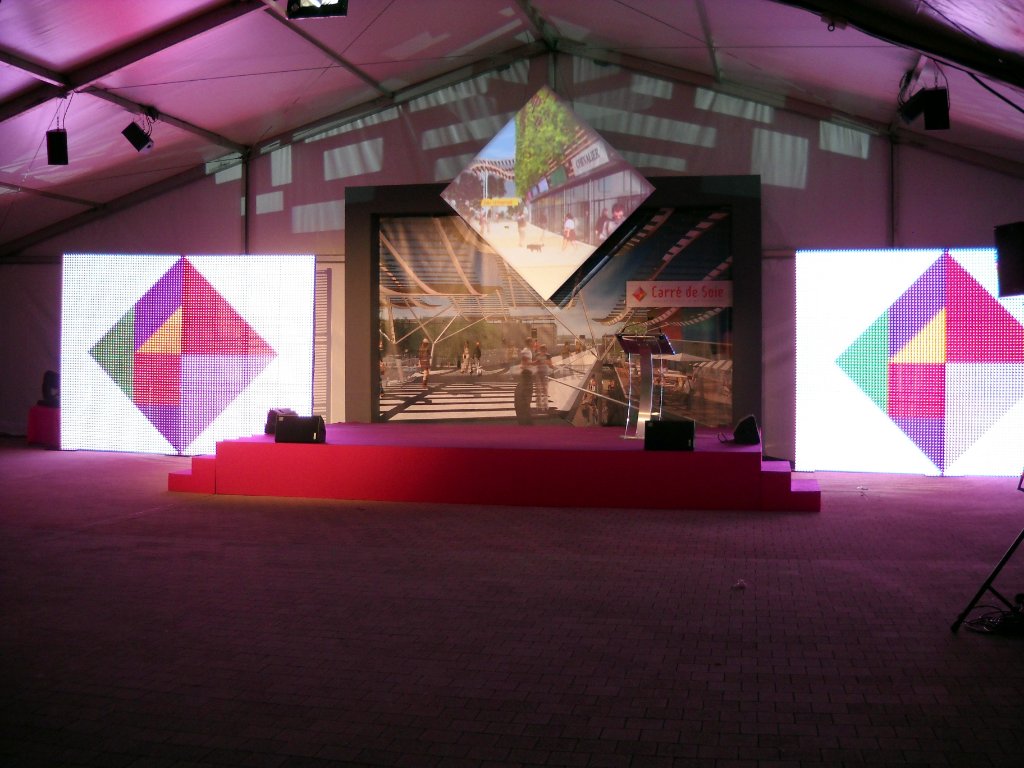 Installation technique Carré de Soie avec écrans LED et scène rouge