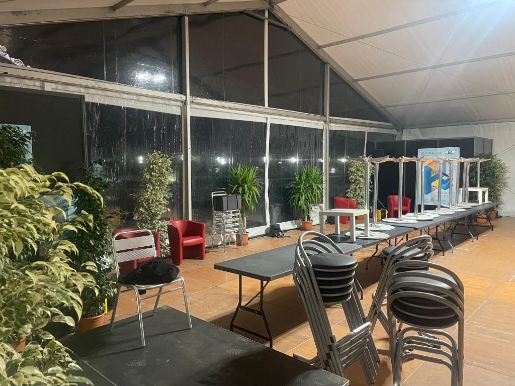 Structure 15m avec parois cristal de nuit avec portes vitrées