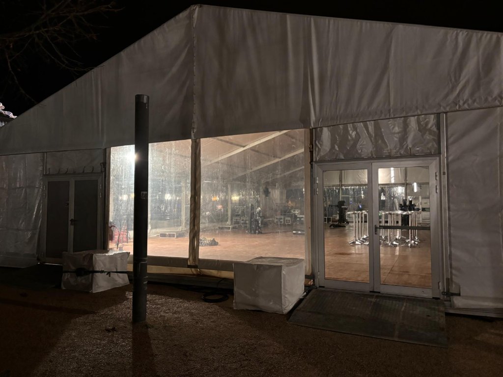 Structure 15m aménagée avec tables et chaises pour séminaire