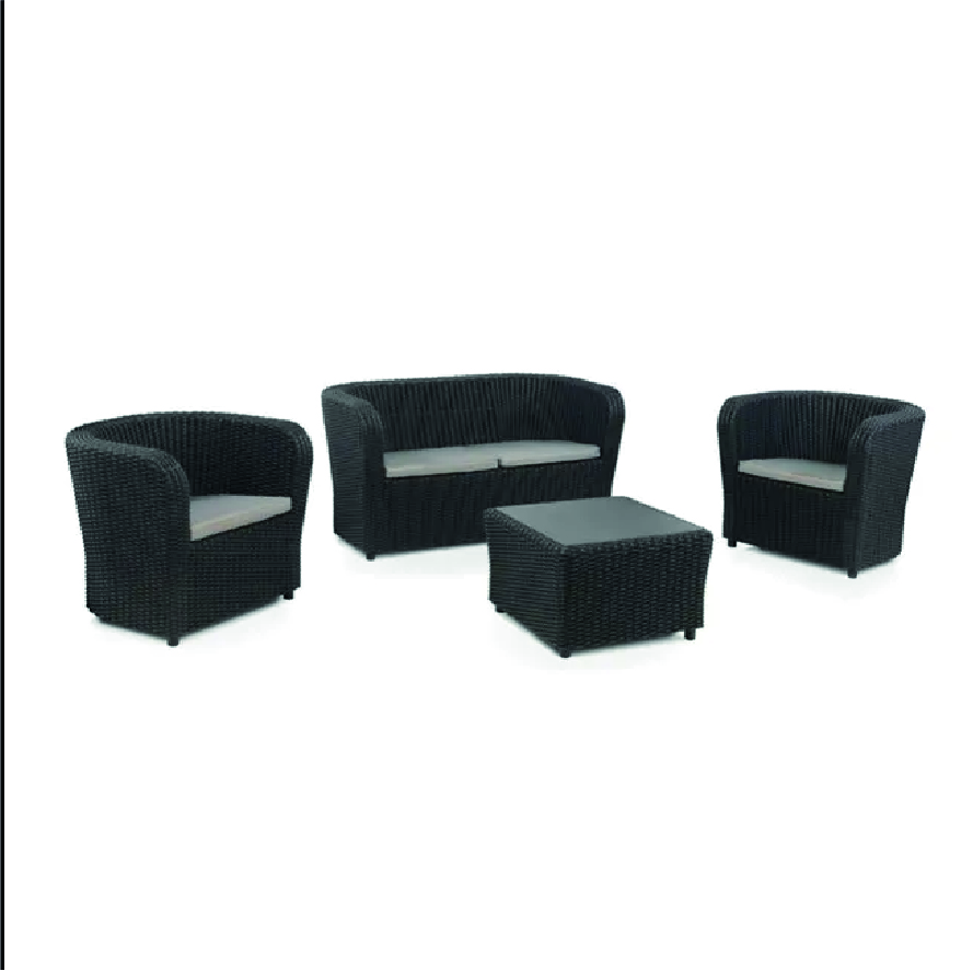 Salon lounge extérieur avec fauteuils rouges