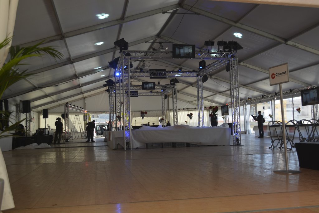 Plancher sous chapiteau avec projecteurs et tables décorées