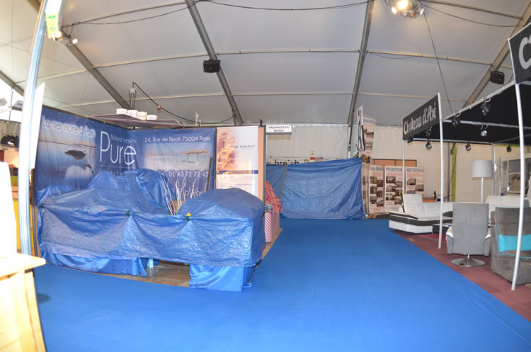 Stand literie sous structure 30x50 avec moquette bleue