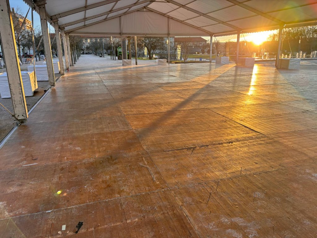 Grand plancher bois sous chapiteau face au soleil couchant