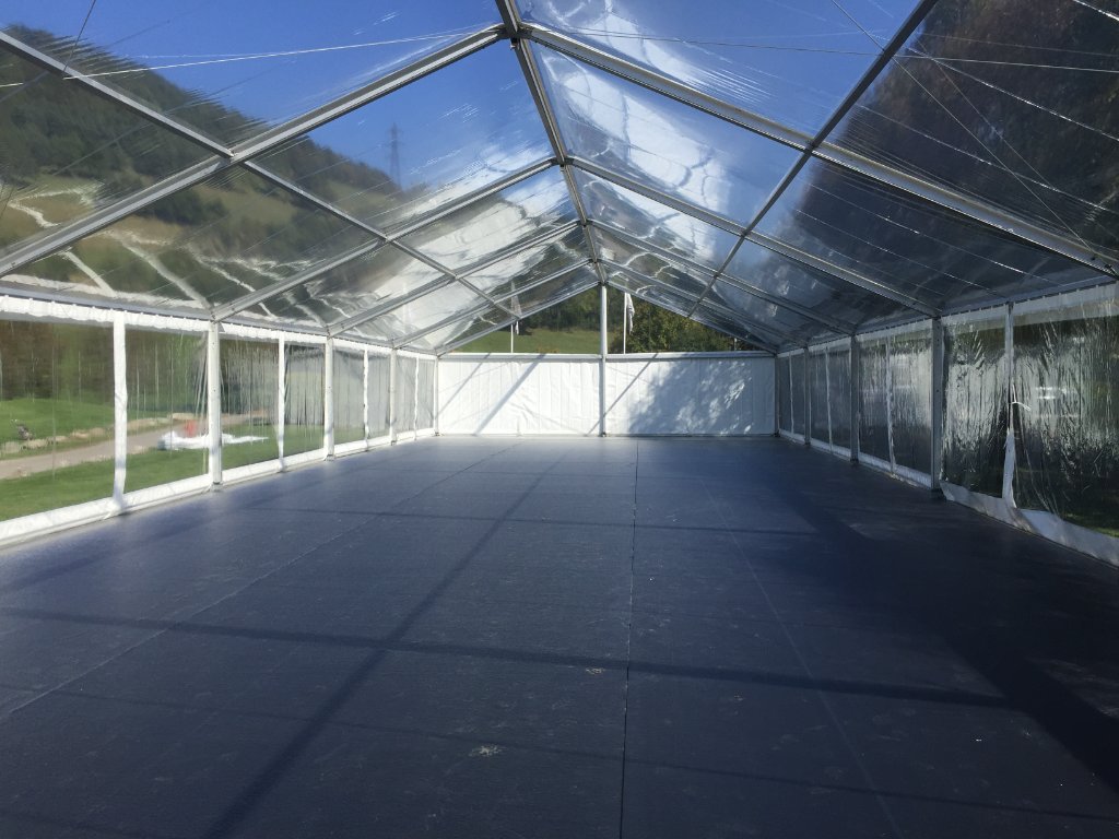 Structure 10m bâches cristal avec plancher moquette pour mariage