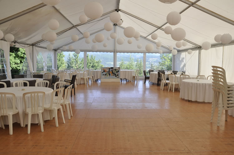 Intérieur de structure 10m avec lampions blancs et plancher bois
