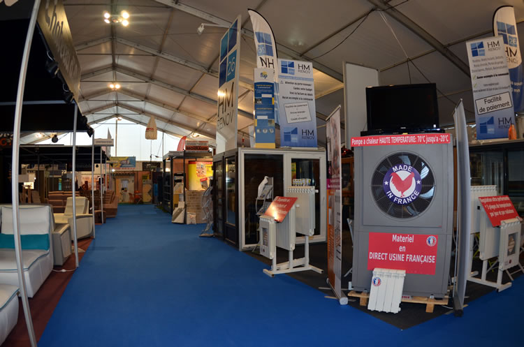 Structure 30x50 aménagée en salon de l'habitat avec allées