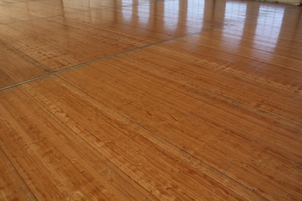 Détail du plancher en lames de bois vernies