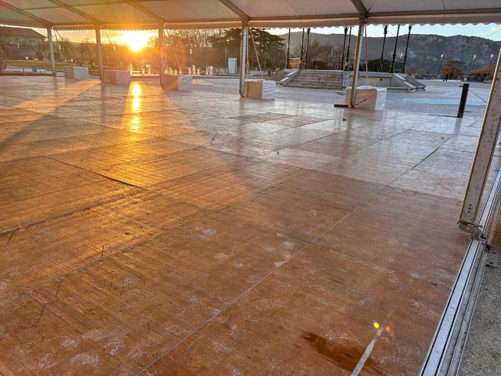Plancher bois sous chapiteau au coucher du soleil sur place publique