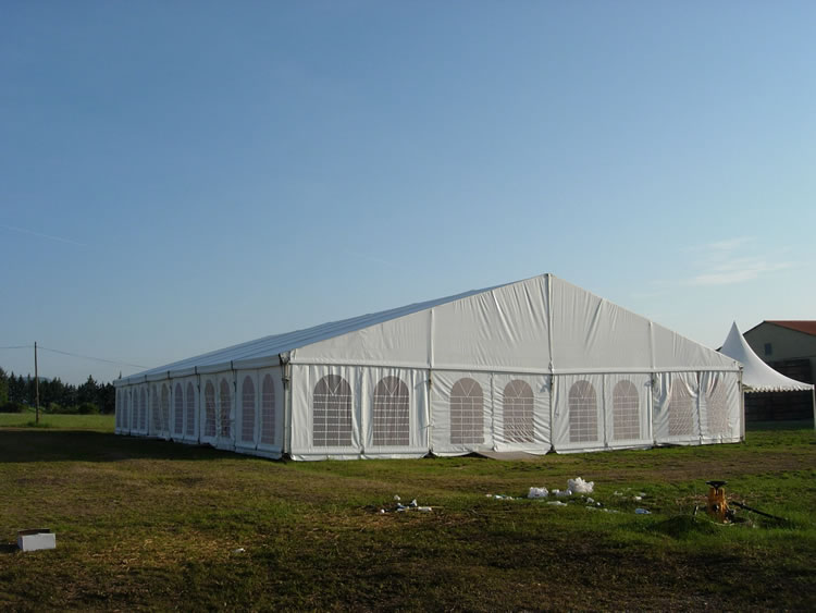 Structure 20m avec Georgian Windows installée sur pelouse