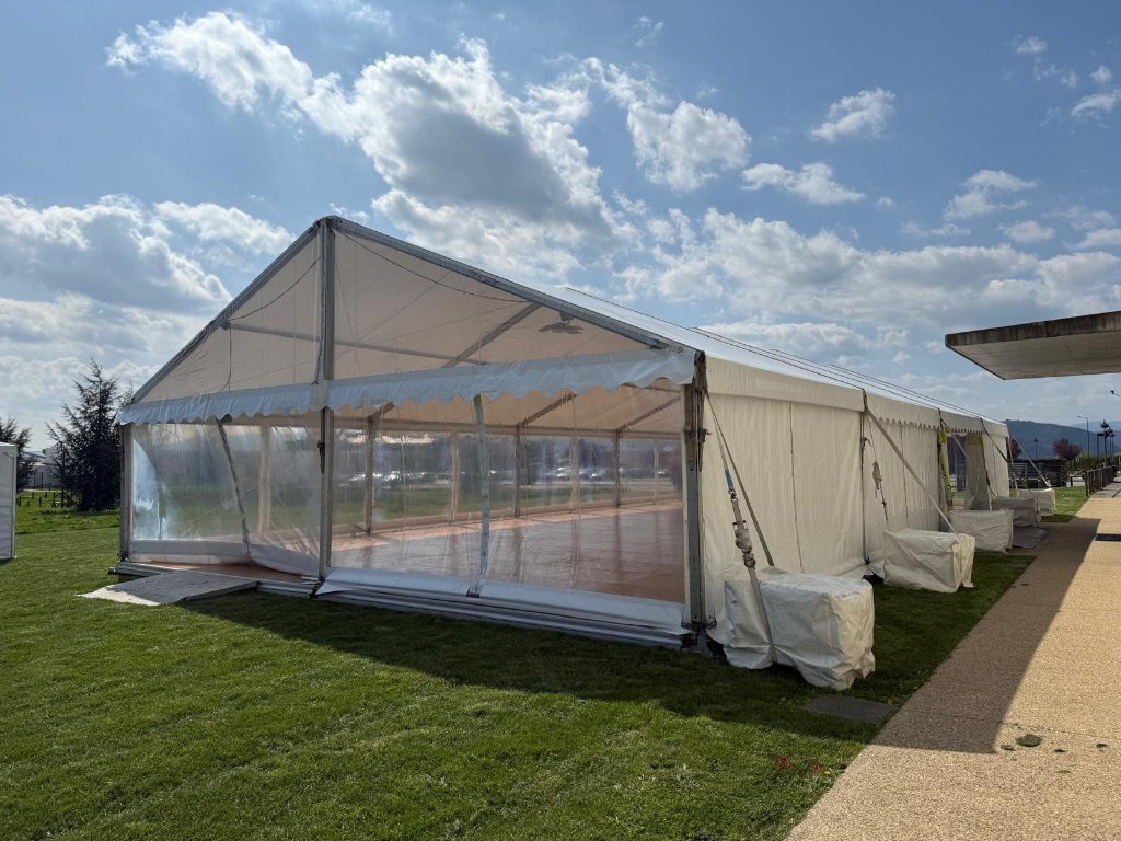 Mur largeur cristal sur structure événementielle