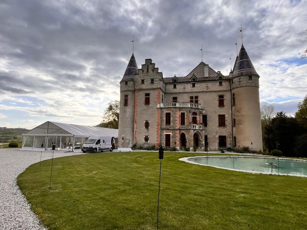 Vue d'un chapiteau cristal à travers un porche de château