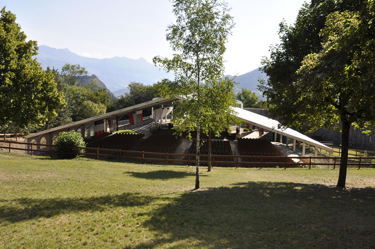 Structure 30m vue de loin dans parc avec arbres et collines