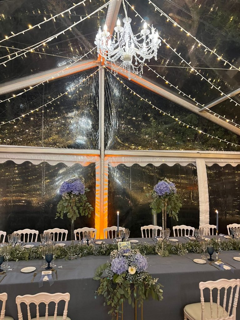Décoration mariage sous chapiteau cristal avec lustre