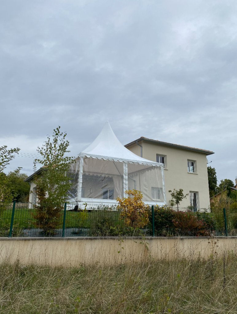 Pagode 5x5 avec parois cristal transparentes face à la maison