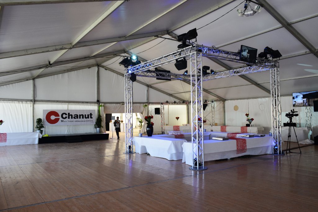 Structure 20m aménagée avec stand de produits locaux et décoration