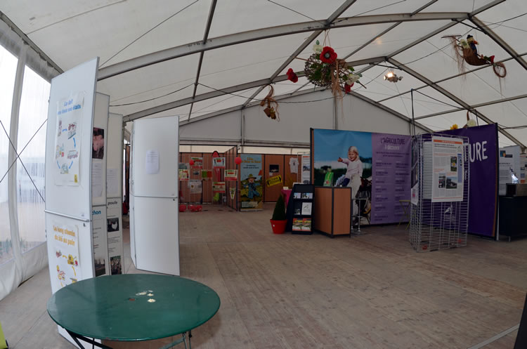 Structure 20x40 avec scène LED pour événement d'inauguration