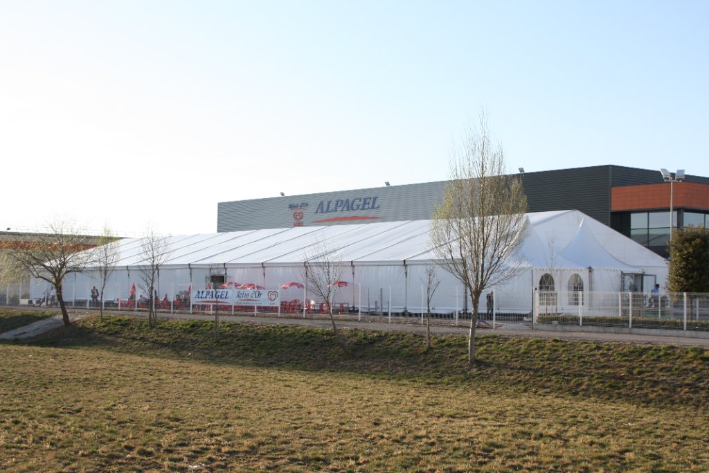 Grande structure 20m Alpagel vue extérieure sur zone industrielle