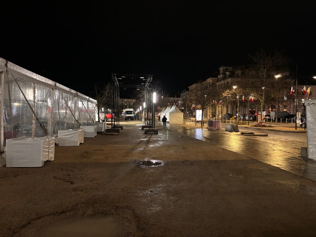 Lestage par bacs blancs pour chapiteau en centre-ville