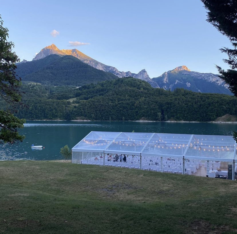 Chapiteau cristal face au lac du Sautet au coucher du soleil