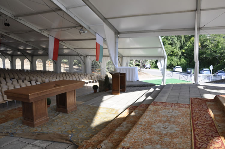 Autel et estrade pour célébration religieuse sous structure 30m