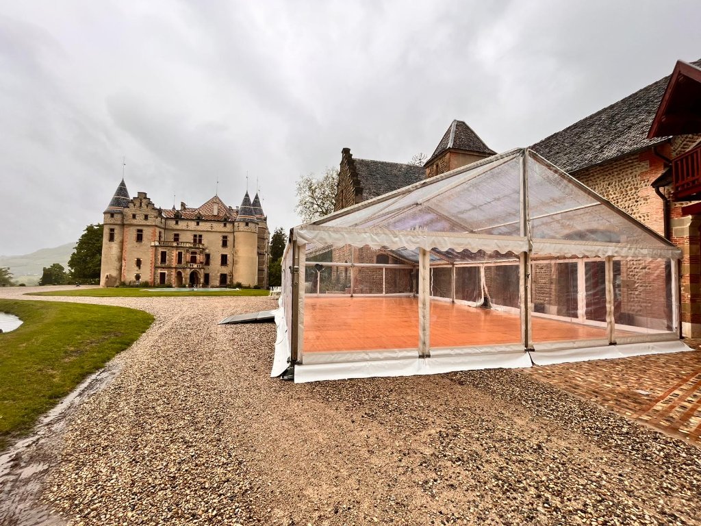 Réception en soirée sous chapiteau cristal avec lustres