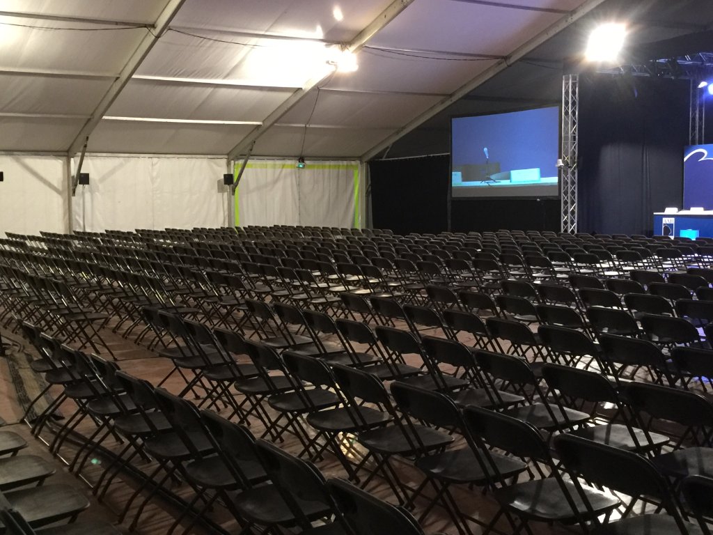 Chaises pliantes chocolat reliables entre elles