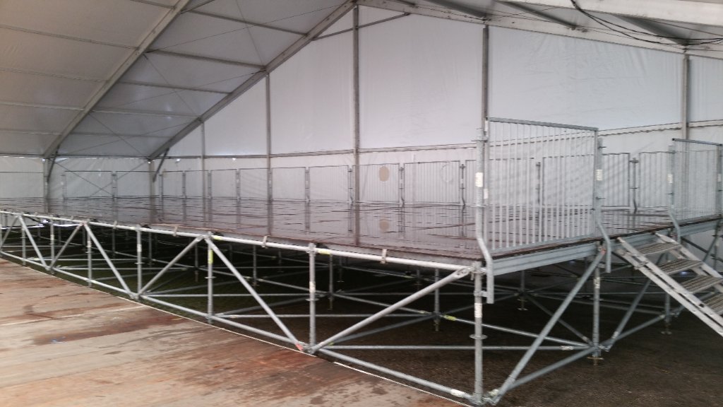 Podium 8x26 surélevé avec structure acier et barrières