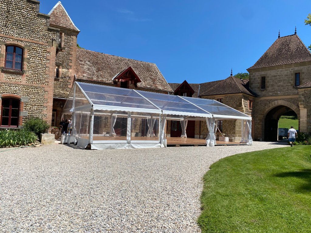 Chapiteau cristal 10m installé dans cour de château